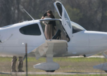 Angelina Jolie embarazada volando con Max
