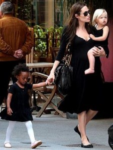 Angelina Jolie con sus hijas Zahara y Shiloh