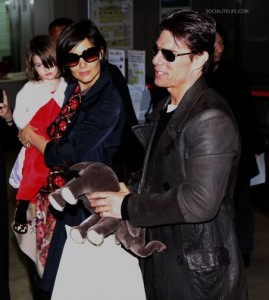 gallery_main-suri-tom-cruise-katie-holmes-tokyo-00 gallery_main-suri-tom-cruise-katie-holmes-tokyo-00